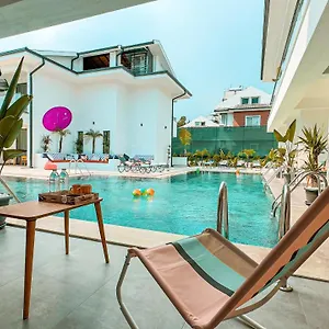 S-cape Hotel